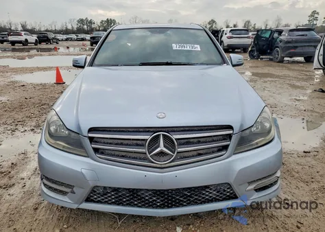 2014 Mercedes-Benz C 250 z USA, uszkodzony, nr VIN WDDGF4HB4EG245351